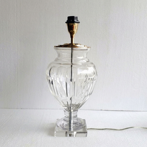Lampe de table en verre minimaliste avec abat-jour beige, design unique, luminaire décoratif - Product Image 3