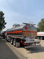 Camion-citerne à carburant Howo 4 essieux à haute capacité de charge, 351-450 CV, volume de réservoir de 15001-30000 L, véhicule de livraison de pétrole longue distance
