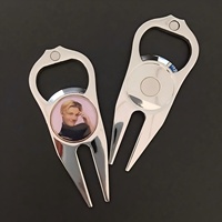 Outil de golf 2-en-1 en gros : Ouvre-bouteille et marqueur de balle magnétique en émail, fourche à divot en métal pour les professionnels du golf, vente en gros et en vrac