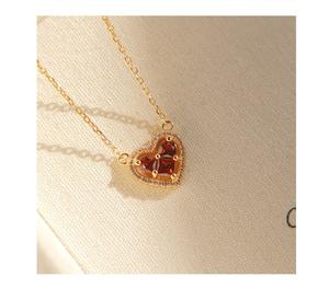 Collar con colgante de circón Rojo granada en forma de corazón chapado en oro de 18 quilates S925, una joyería lujosa y nicho para mujer - Product Image 5