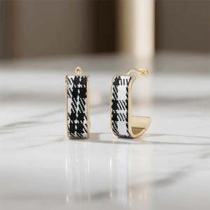 Orecchini a Cerchio E4540 Placcati in Oro con Motivo a Quadretti Bianchi, Gioielli Classici da Donna per Uso Quotidiano - Product Image 2