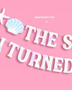 Striscione 'The Summer I Turned Married' - Decorazioni in Lamina Iridescente, Insegna per Festa Nuziale, Sfondo per Sposa Futura, Accessori per Festa in Spiaggia - Product Image 2