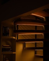 Escalier en colimaçon avec marches en bois éclairées par LED, escalier courbé intérieur pour projet résidentiel de luxe