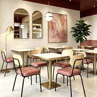 Ensemble de salle à manger de style restaurant de montagne avec plateau en pierre et structure métallique - Mobilier commercial durable pour restaurants