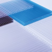 Serre en polycarbonate durable à double couche avec un design moderne. Les matériaux de construction sont fabriqués à partir de panneaux alvéolaires