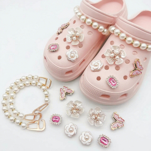 Venta al por mayor Astrid Zuecos Zapatos DIY Accesorios de Lujo Decorativo Pequeños Regalos Extraíbles Joyería Zapato Flores Acrílico Perla Metal - Product Image 1