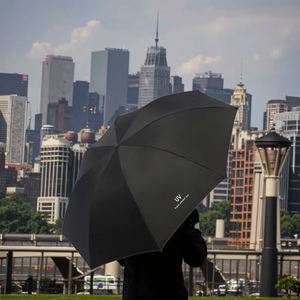 Parapluie de voyage moderne entièrement automatique à trois plis avec armature en fer et panneaux en pongé, protection soleil et pluie - Product Image 1