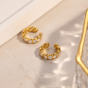 ต่างหูแบบห่วงรูปตัว C ชุบทอง 18K ประดับเพชรซิร์คอน ดีไซน์หรูหราแบบมินิมอล สำหรับคนไม่มีรูหูเจาะ - Product Image 2