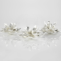 Blackhorsegifts Sculpture de fleur de lotus en métal plaqué argent personnalisable, modèle de petite sculpture, couleur personnalisée, logo, boîte cadeau pour la maison