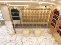 Ensemble de vitrines de présentation de bijoux en marbre et or haut de gamme, solution complète de mobilier d'intérieur pour boutique de détail