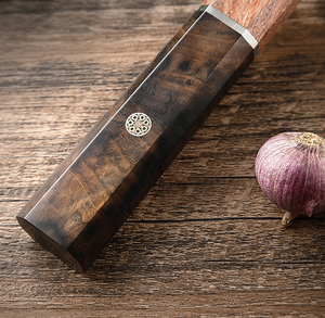 Coltello da Chef Giapponese Forgiato a Mano in Acciaio Inossidabile ad Alto Tenore <span class=keywords><strong>di</strong></span> Carbonio AUS10 con Manico in Ebano e Legno <span class=keywords><strong>di</strong></span> Sandalo - Product Image 5
