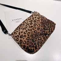 Tas Selempang Wanita Berkapasitas Besar Bahan Nylon Kamuflase, Empuk, Ringan, Ramah Lingkungan, Model Quilted Puffer, Dilengkapi Resleting