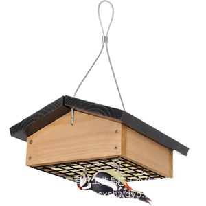 Mangeoire à oiseaux en bois massif en forme de maison, finition naturelle, à suspendre, taille moyenne - Product Image 1