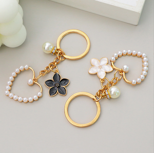 Porte-clés en alliage parfumé avec perle de style mode et pendentif camélia, décoration de sac à main pour fille, cadeau pour petite amie - Product Image 2