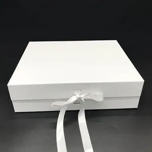 Kotak kertas penutup magnet mewah Logo kustom pakaian syal baju penutup magnetik dapat dilipat kotak hadiah putih dengan pita