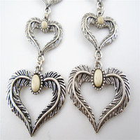 Boucles d'oreilles pendantes tendance unisexe en alliage de zinc plaqué argent antique avec pierre d'ivoire en forme de grande feuille et cœur