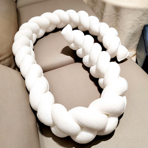 Tour de lit bébé en velours tressé à la main avec boules nouées longues, anti-collision, doux et personnalisable - Product Image 1