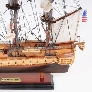 Hecho a mano USS Constitution modelo pequeño barco en madera de cedro pintado regalo náutico con vitrina para decoración marítima - Product Image 5