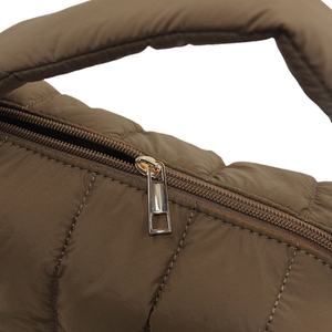 Sac cosmétique de voyage en polyester de luxe en gros emballage de maquillage matelassé mignon de grande capacité avec fermeture à glissière - Product Image 5