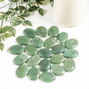 Pierres plates ovales en jade vert poli, écologiques, en gros, pour le Feng Shui, la guérison, la méditation, l'art, les objets de collection et la décoration intérieure - Product Image 1