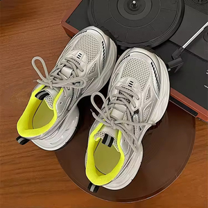 Nouvelles chaussures décontractées sportives légères à semelle épaisse, respirantes, en maille, à lacets, antidérapantes, fermées, pour hommes, version coréenne, style rétro. - Product Image 1