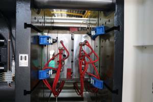 Machine de moulage par <span class=keywords><strong>injection</strong></span> entièrement automatique de haute précision pour bâtonnets de test de grossesse <span class=keywords><strong>HCG</strong></span> en ABS/PC/PET avec composants d'engrenage - Product Image 4