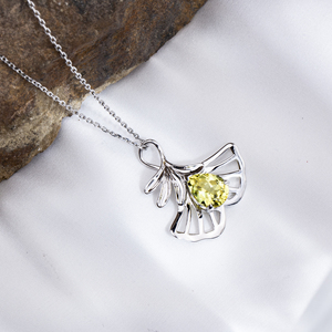 Joyería Messi, Joyería Fina MSN-895, Romántico Collar con Colgante de Oro Blanco de 18K con Zafiro Amarillo Corte Pera y Diseño de Planta - Product Image 4
