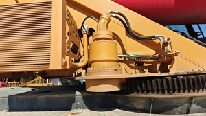 Grúa sobre Camión Sany STC500C5-8 Usada 2023 con Pluma Roja y Cabina Amarilla para Operaciones de Elevación Pesada - Product Image 3