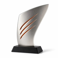 Frond Metall Umweltfreundliche 3D-Trophäe Gebogenes Champagner-Goldblatt-Trio-Design Maßgefertigte Auszeichnungstrophäe für Natur