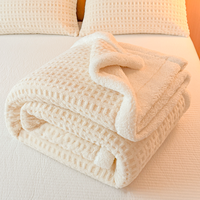 Tissu en fausse fourrure d'agneau 100 % polyester, couleur unie, texture gaufrée, doux pour la peau, idéal pour l'hiver, moderne et chaud pour la maison et le lit.