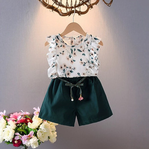 Ensemble deux pièces à volants floraux mignons pour bébés filles, haut sans manches et short d'été - Product Image 1
