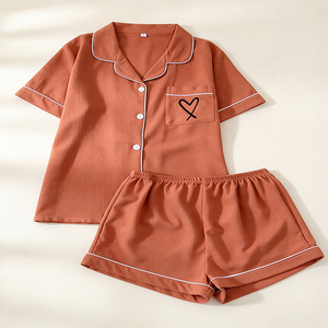 Ensemble de pyjama à manches courtes pour femmes qui préfèrent un design minimaliste et des tissus légers pour les nuits d'été - Product Image 1