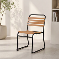 Chaise de salle à manger empilable noire avec structure en acier et assise en plastique à lattes de bois pour la maison, le café et le restaurant