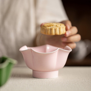 Assiette à dessert en céramique de style chinois, à pied haut, en forme de pétale de lotus, pour servir des fruits et des collations lors de mariages - Product Image 1