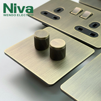 Interrupteurs à bouton rotatif minimalistes en métal Niva NV2, finition bronze vert, norme britannique, interrupteurs à intensité variable LED pour la décoration intérieure