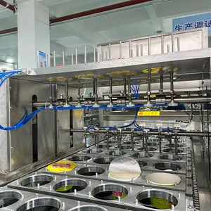 प्लास्टिक कंटेनरों के लिए अनुकूलित उद्योग खाद्य ट्रे बाउल कप नूडल्स सीलिंग पैकिंग लाइन मशीन स्वचालित