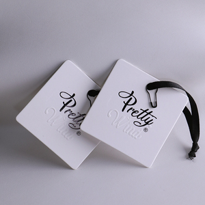 Tùy Chỉnh 3D Nhỏ Vuông Quần Áo Treo Thẻ Ăn Mặc Giày Giấy Treo Thẻ Biểu Tượng Tùy Chỉnh In Thẻ Cho Hàng May Mặc - Product Image 1