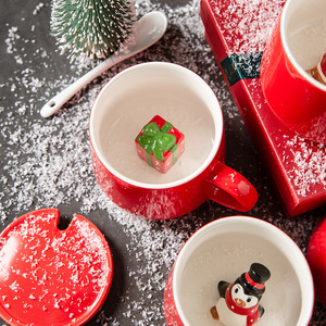 Caneca de Cerâmica com Design de Rena e Papai Noel, Copo Festivo Vermelho com Tampa e Colher, Presente de Natal - Product Image 2