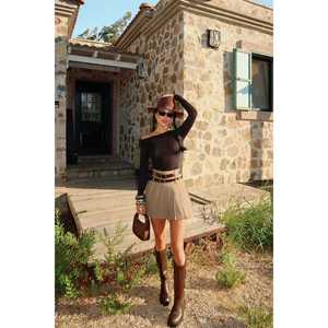 Mini-jupe Sinatra beige à double ceinture en tissu tricoté de laine d'été avec imprimé brodé, taille empire et taille naturelle, logo sur la ceinture - Product Image 2