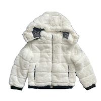 Veste matelassée douce en tissu tissé pour enfants OEM, nouvelle conception tendance, imitation fourrure de lapin, logo personnalisé, col montant, broderie en nylon