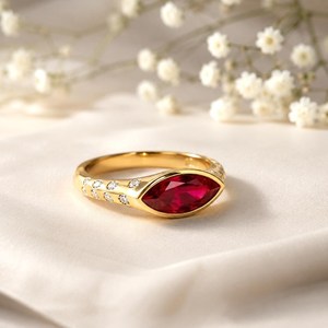 Bague élégante en rubis rouge, pierre précieuse de forme marquise, faite à la main en argent sterling 925 avec finition plaquée or 18 carats, minimaliste, pierre de naissance de juillet - Product Image 1