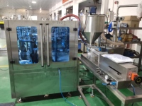 Machine de remplissage et de bouchage intégrée rotative à trois têtes populaire pour les parfums et les soins de la peau