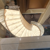 Escalier en spirale avec marches en cristal de quartz blanc translucide rétroéclairé personnalisé