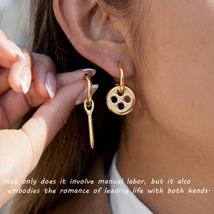 ต่างหูแบบห่วง ดีไซน์กระดุมโทนสีทอง เครื่องประดับแฟชั่นรูปทรงเรขาคณิตรูปตัวยู - Product Image 2