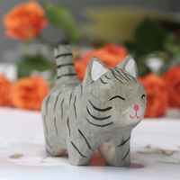 Handgeschnitzte Katzenfigur aus Lindenholz mit handbemalter Oberfläche, niedliche Cartoon-Holzkatzenstatue für Heimdekoration, handgefertigt aus Holz.