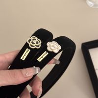 Serre-têtes élégants populaires en camélia, bandeaux coréens en tissu noir et blanc à fleurs, accessoires pour cheveux pour femmes, diadème de camélia