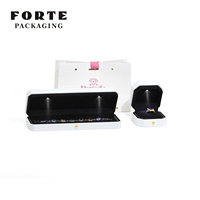 FORTE Vitrine à bijoux LED blanche tendance en promotion, prix direct usine, nouveau style, logo personnalisé pour l'affichage en magasin