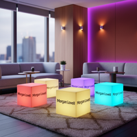 Ensemble de meubles LED personnalisés avec logo pour l'extérieur : tabourets de bar et ensemble de salon - Chaise cube, table et chaises pour fêtes en plein air, Noël et événements