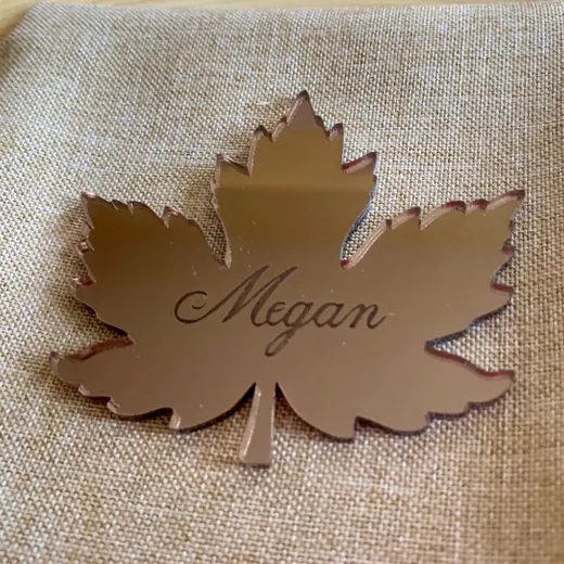 Bordo em forma de folha de ouro acrílico pendurar etiqueta com texto personalizável para o casamento