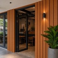 Panneau mural WPC WYRAX pour salle de petit-déjeuner d'hôtel, aspect bois linéaire, ton teck, grain de bois, avec connexion modulaire à emboîtement